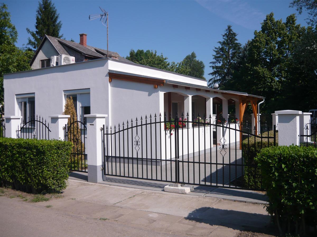 Апартаменты Keresztmama Haza Хайдусобосло Экстерьер фото